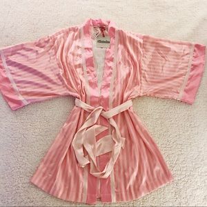 NWT VS 2015 Fashion Show robe